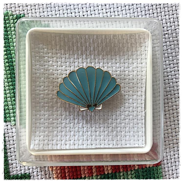 Magnetic Needle Minder Clamshell